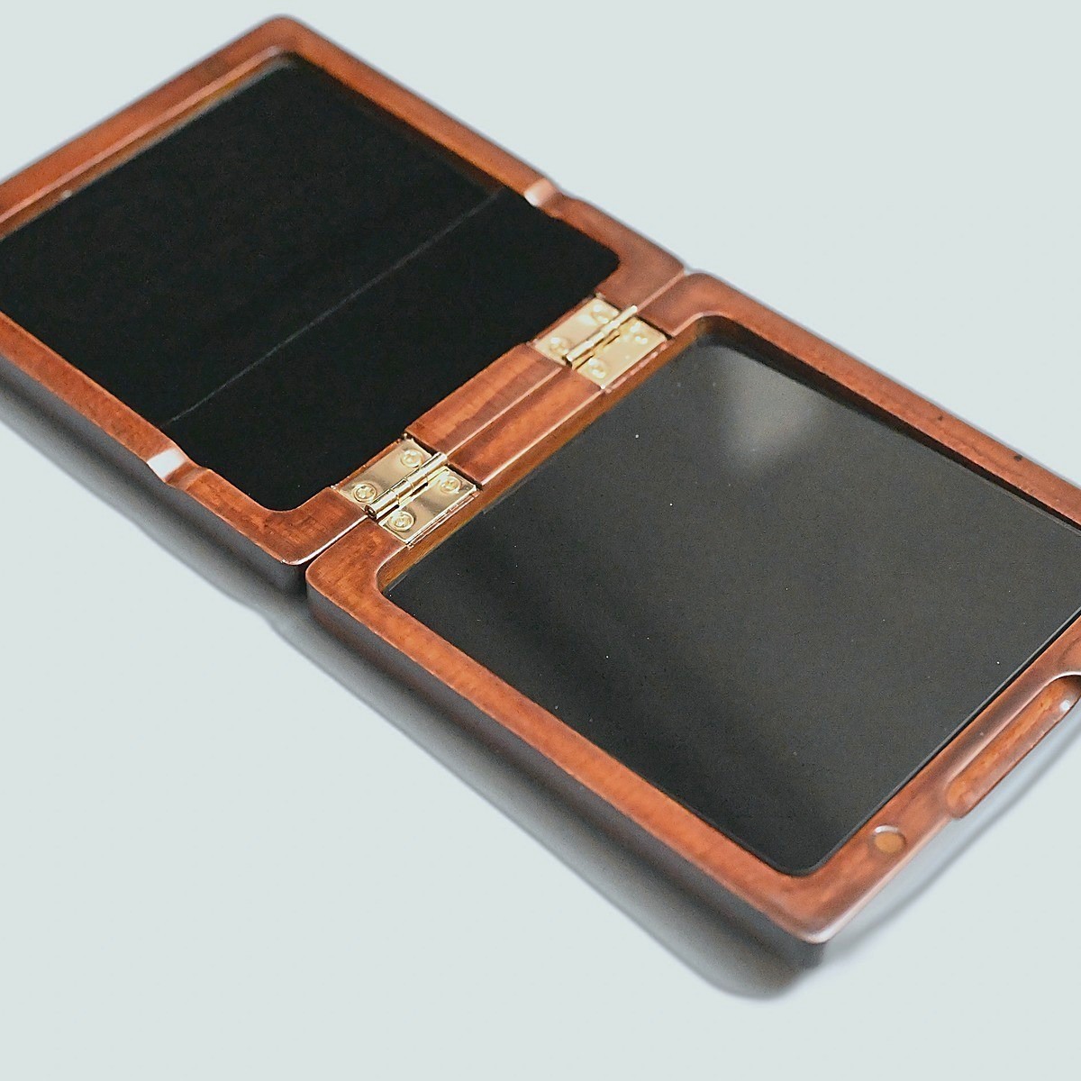 Boutique Reedcase geöffnet, Glasplatte und Scharniere